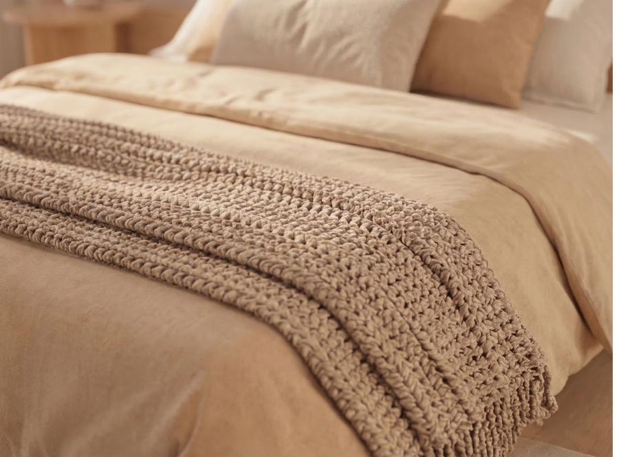 Detalhe de materiais — têxteis e madeiras naturais